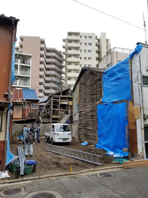 画像：Ｉ様邸　解体後の隣家の雨養生、外壁補修前の写真