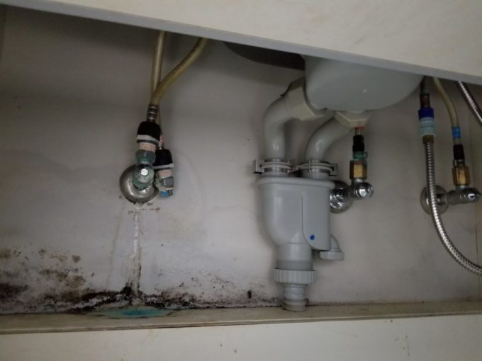 画像：O様邸　キッチン水栓の止水栓、漏水写真