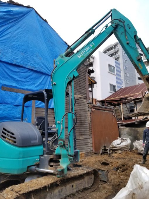 画像：Ｉ様邸　解体工事中、重機と隣家の雨養生中の写真