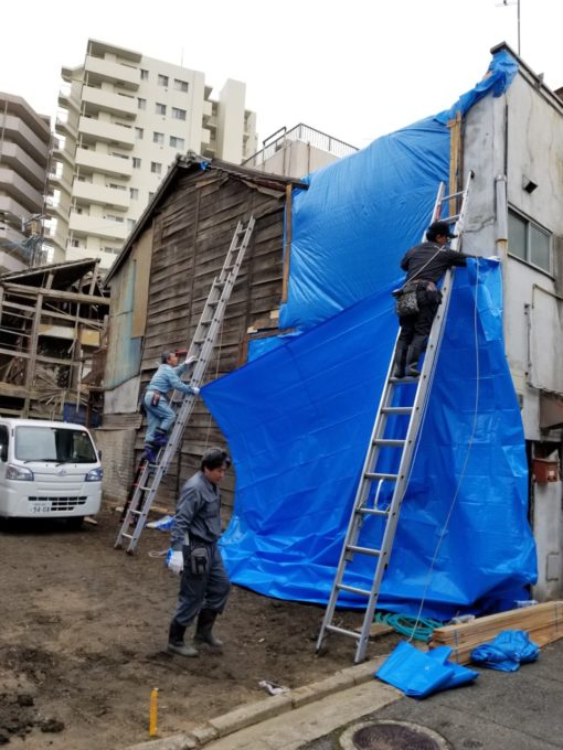 画像：Ｉ様邸　隣の空き家の雨養生の写真