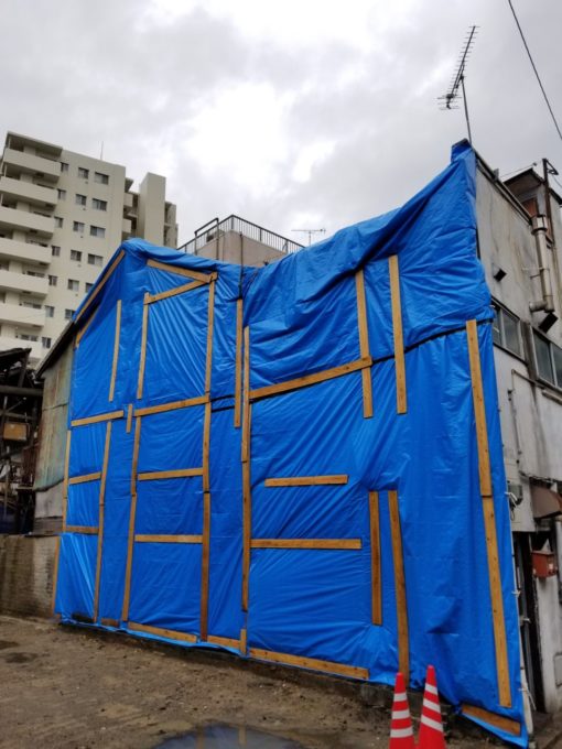 画像：Ｉ様邸　隣の空き家の雨養生後の写真