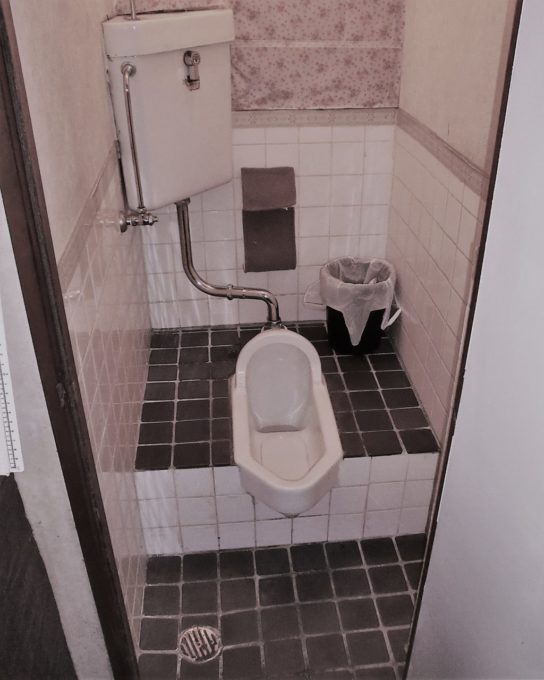 画像：A様　施工前の段付き和式トイレの写真