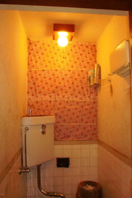 画像：A様トイレ施工前の壁の写真
