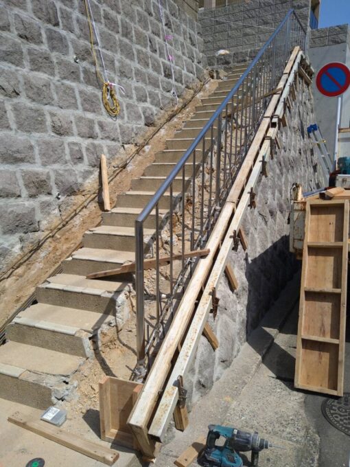 画像：K様邸　階段道路側手摺基礎の配筋中の写真