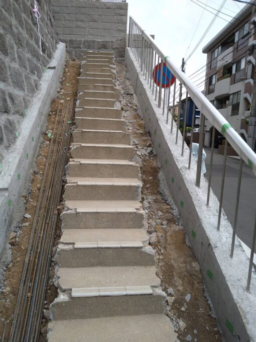 画像：Ｋ様邸　階段側面の型枠解体後の階段隅出しの両側の写真
