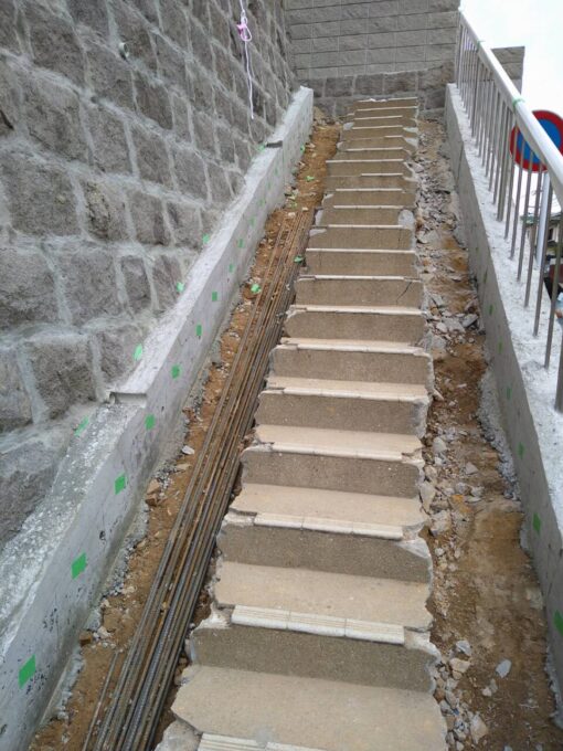 画像：Ｋ様邸　階段側面の型枠解体後の階段隅出し（階段のコンクリート打設の際の位置の印をつける）