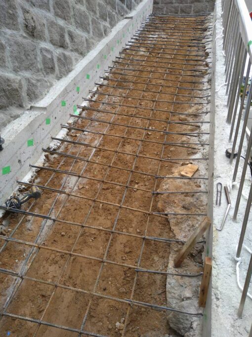 画像：K様邸　階段部の土間に鉄筋配置完了