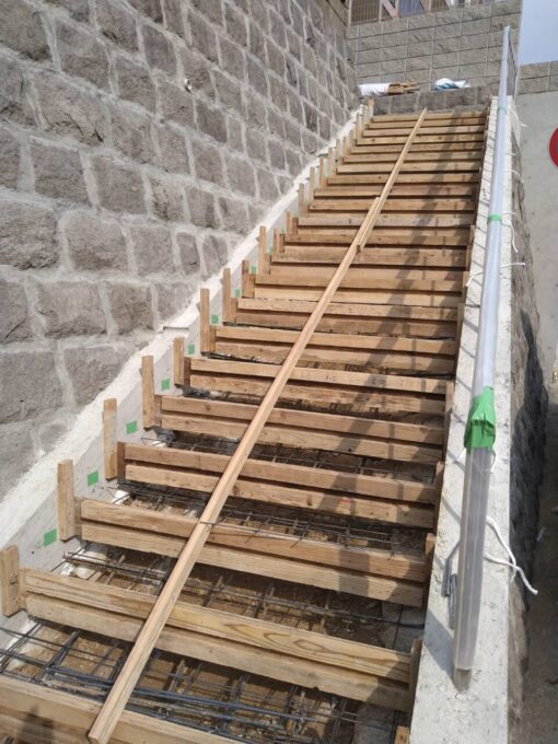 画像：K様邸　階段に型枠（コンクリートの留め枠設置）後