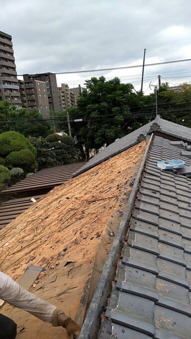 画像：屋根葺き替え撤去中
