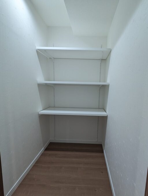 画像：K様邸　納戸　施工後（可動棚あり）の写真