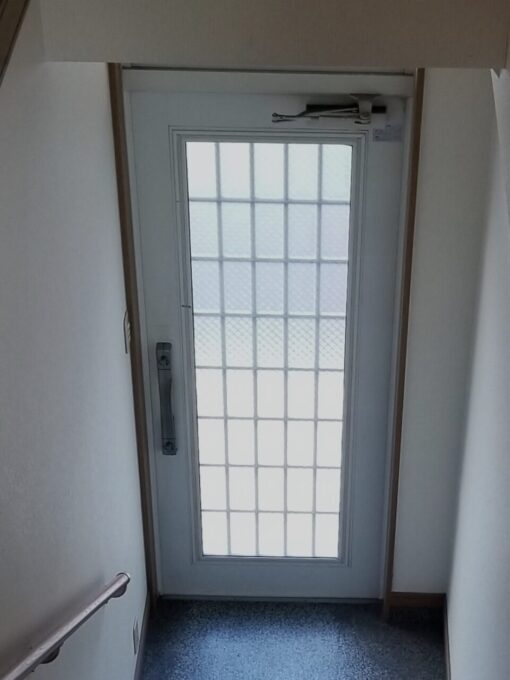 画像：A様事務所　玄関ドア　室内側工事前の写真