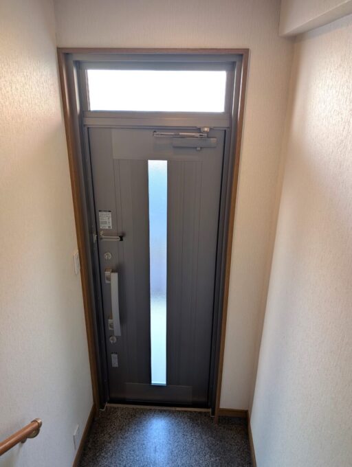 画像：A様事務所玄関ドア　室内側工事後の写真