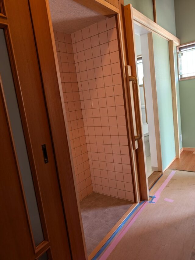 画像：O様邸　収納（元手洗い）、トイレ扉工事中の写真