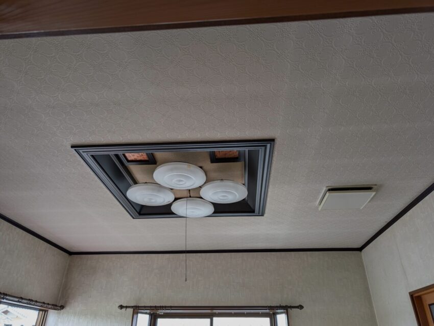 画像：O様邸　リビング天井工事前の写真