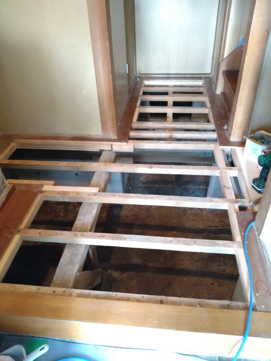 画像：U様邸　玄関根太補強後の写真