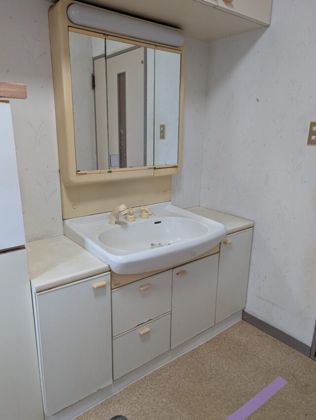 画像：M様邸　洗面化粧台　工事前の写真