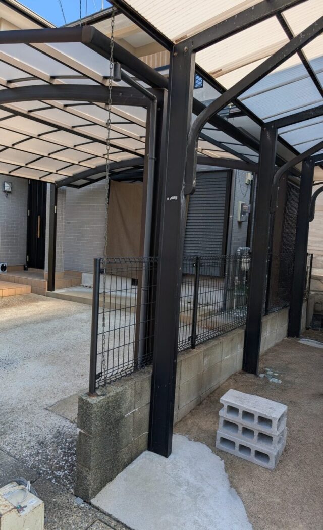 画像：M様邸　カーポト雨樋、ブロック施工前の写真