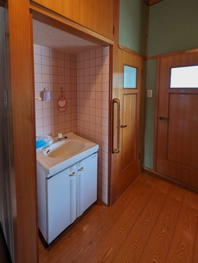 画像：O様邸　手洗い、トイレ扉　工事前の写真