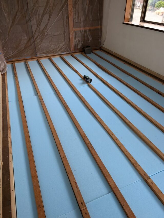 画像：O様邸　寝室床　工事中の写真