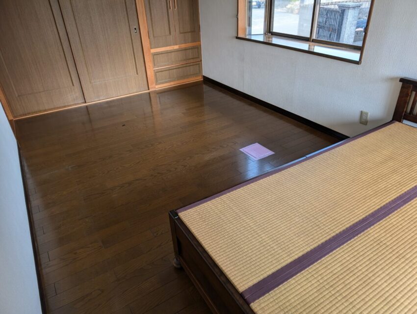 画像：寝室床　工事前の写真
